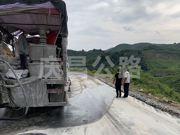 濱海公路壓漿現(xiàn)場