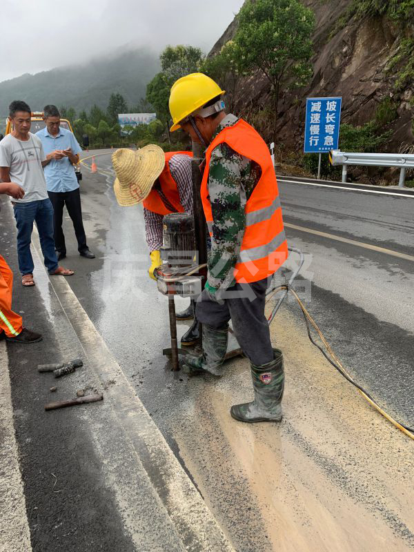 濱海公路壓漿現(xiàn)場
